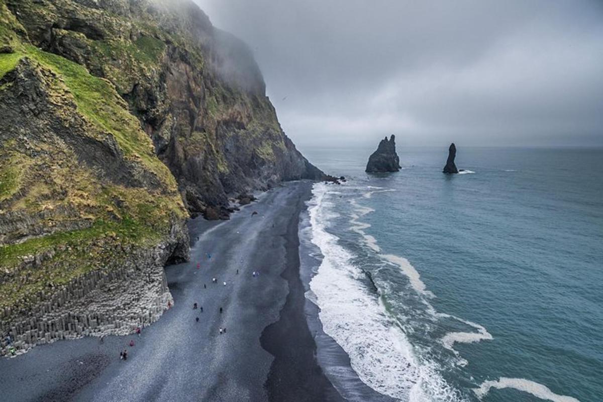 uma vista aérea de uma praia com pedras no oceano