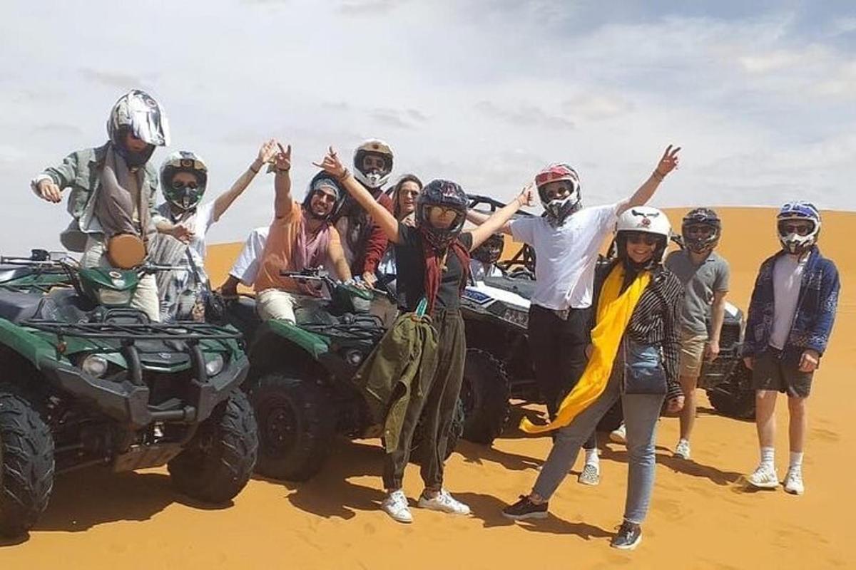 um grupo de pessoas em quadriciclos no deserto