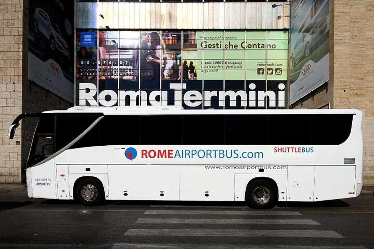 bílý autobus zaparkovaný před budovou