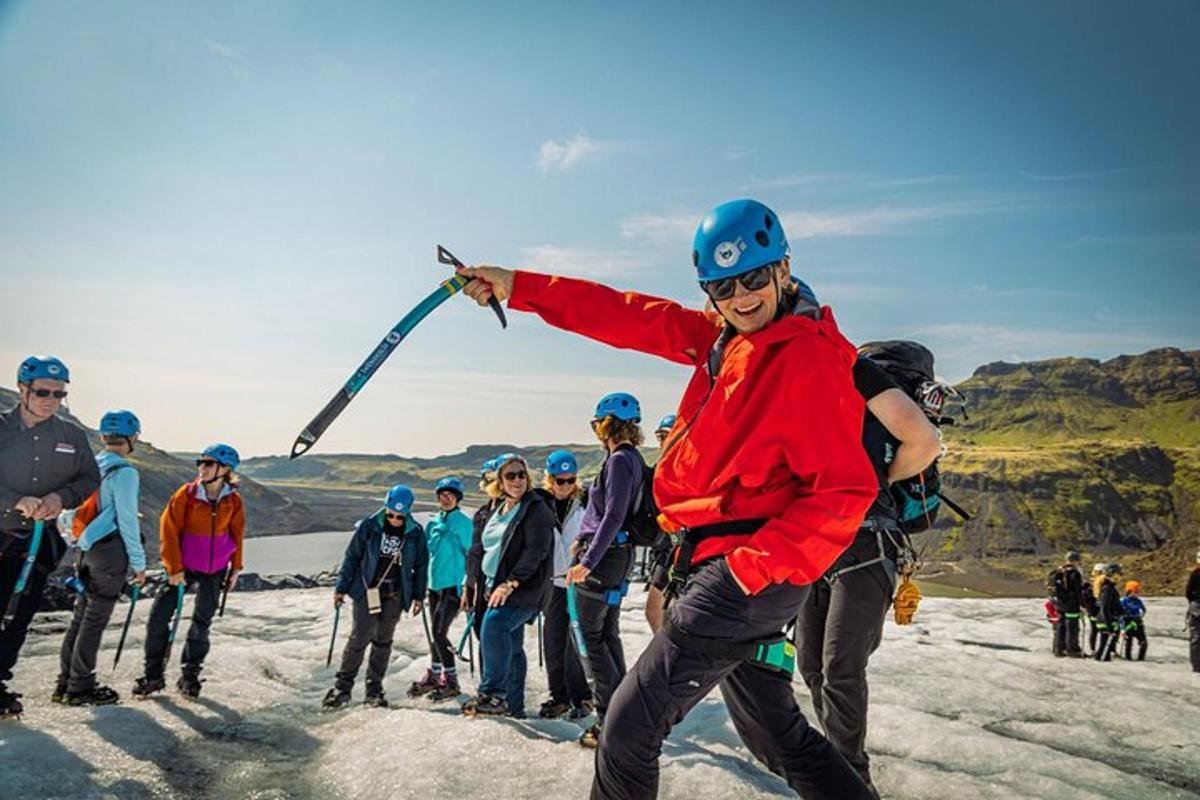 hópur fólks sem stendur uppi á fjallstindi