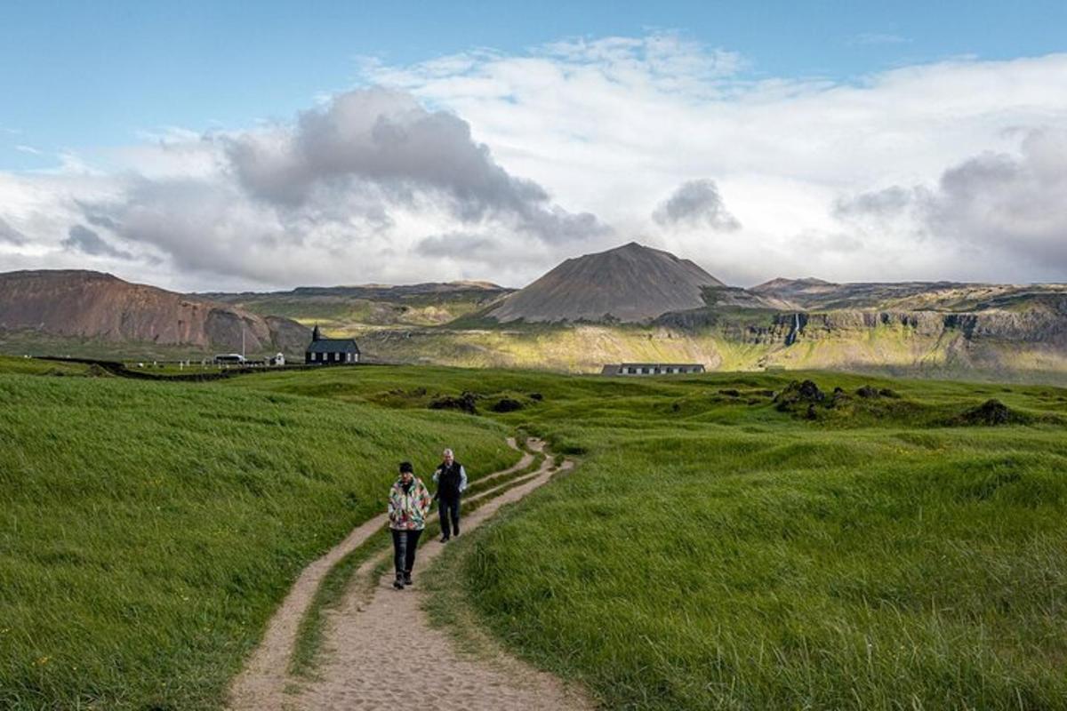 tveir menn ganga niður stíg á akri