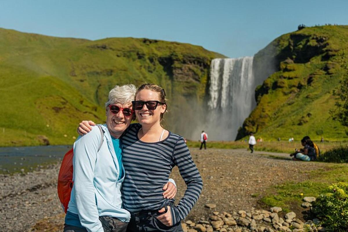 Maður og kona standa fyrir framan foss