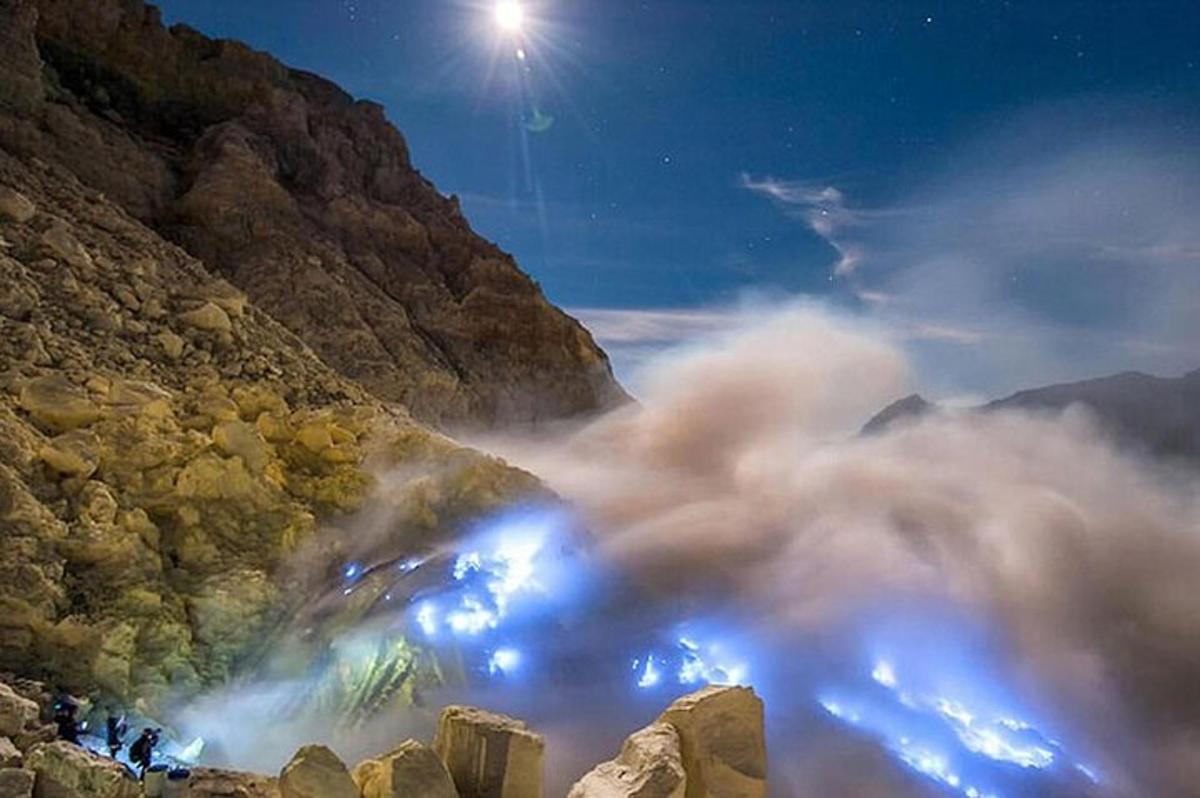 una vista di una cascata in una montagna di notte