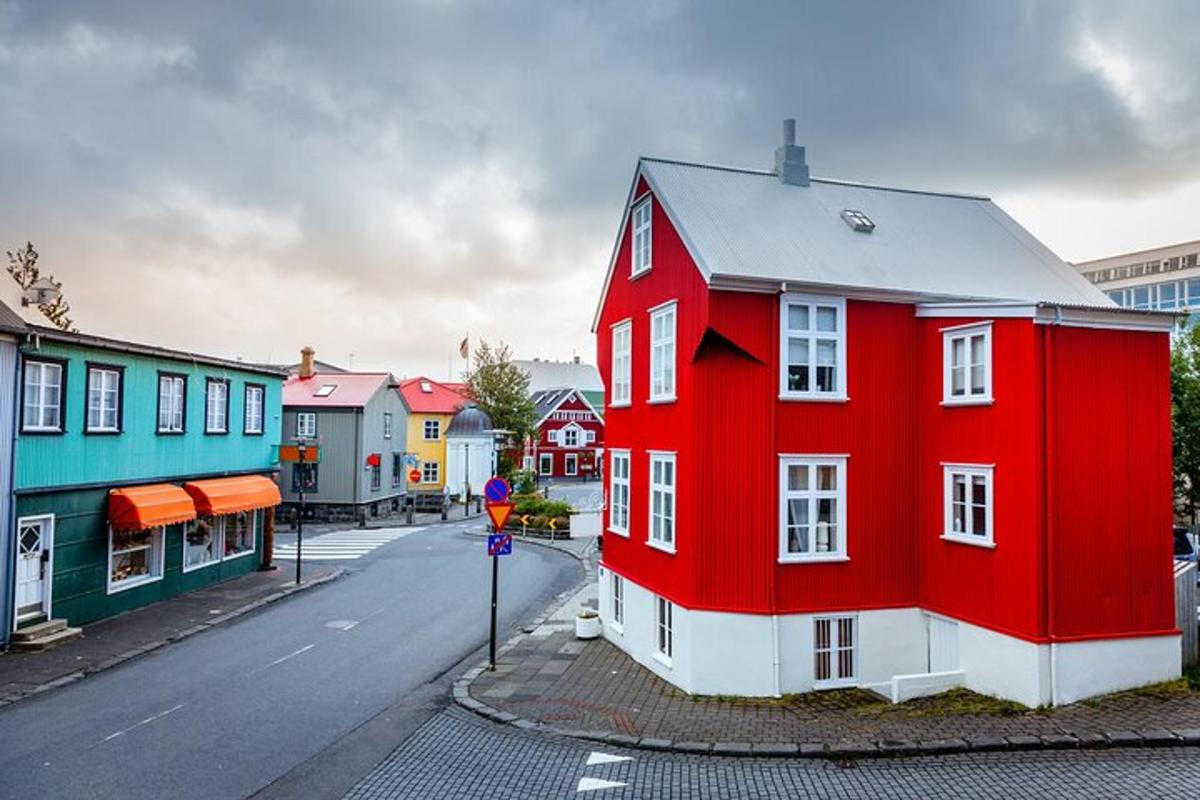 um prédio vermelho na beira de uma rua
