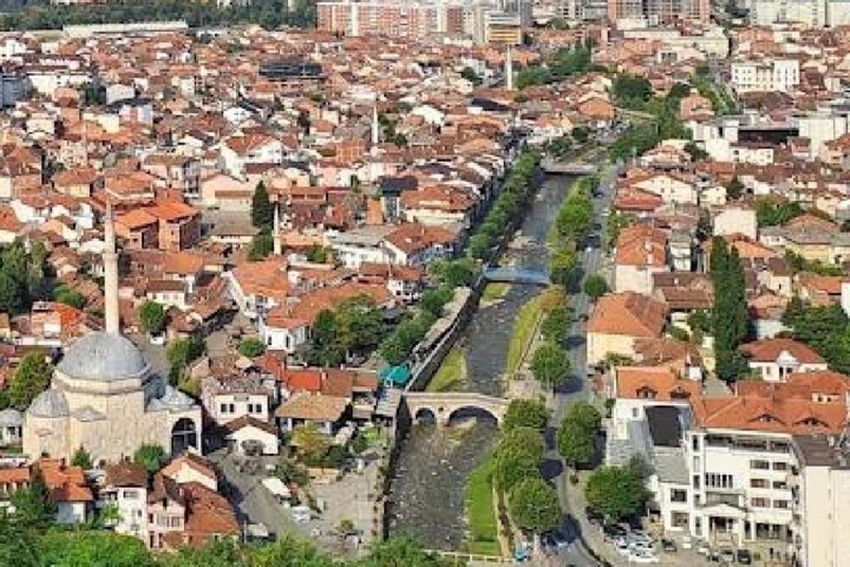Letecký pohled na město s budovami