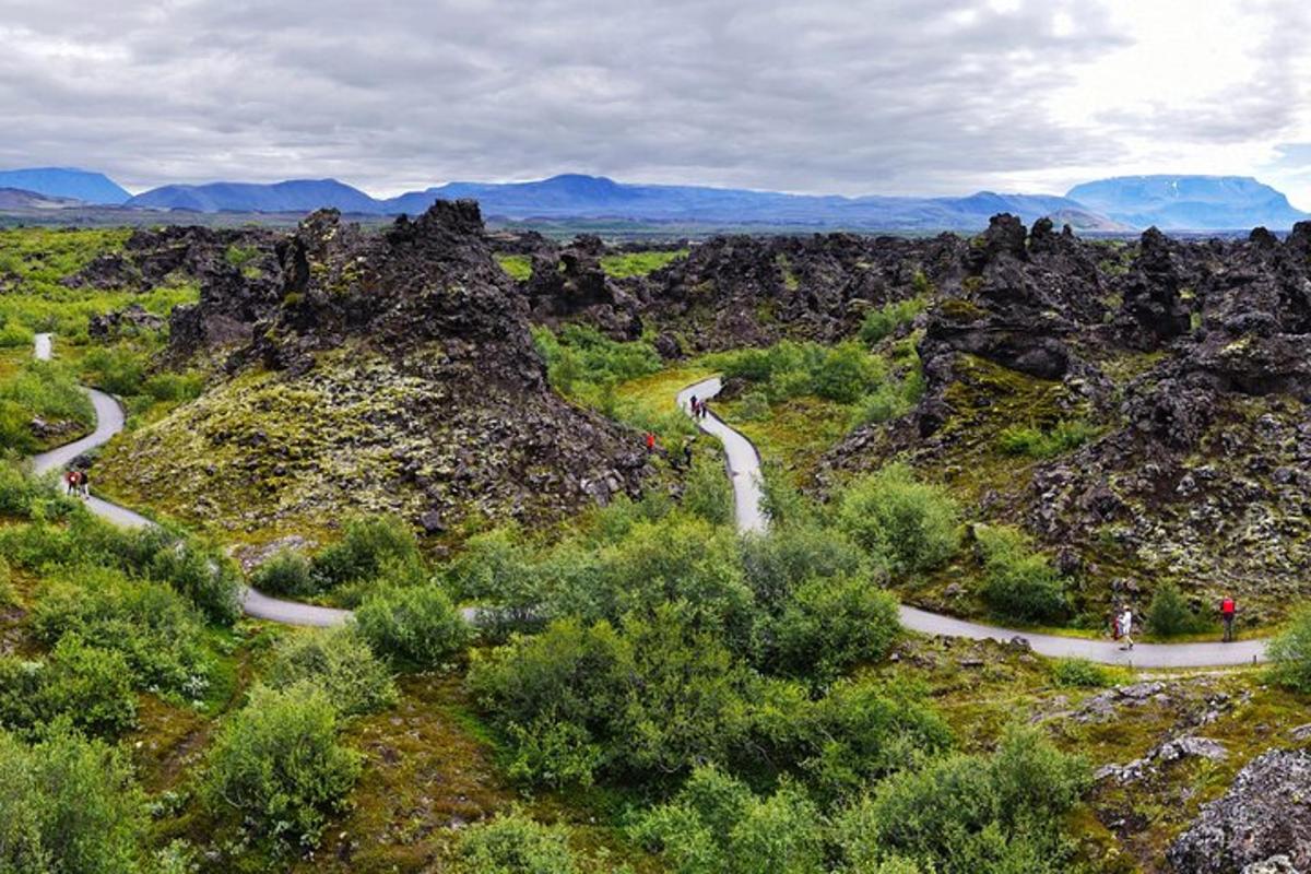 una strada tortuosa nel mezzo di una montagna rocciosa