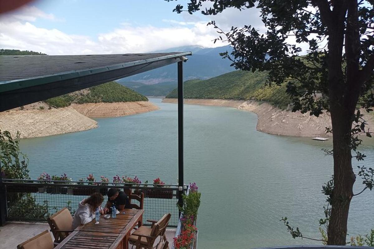Un grupo de personas sentadas en una mesa con vistas a un río.
