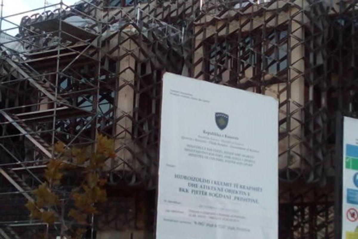cedule před rozestavěnou budovou