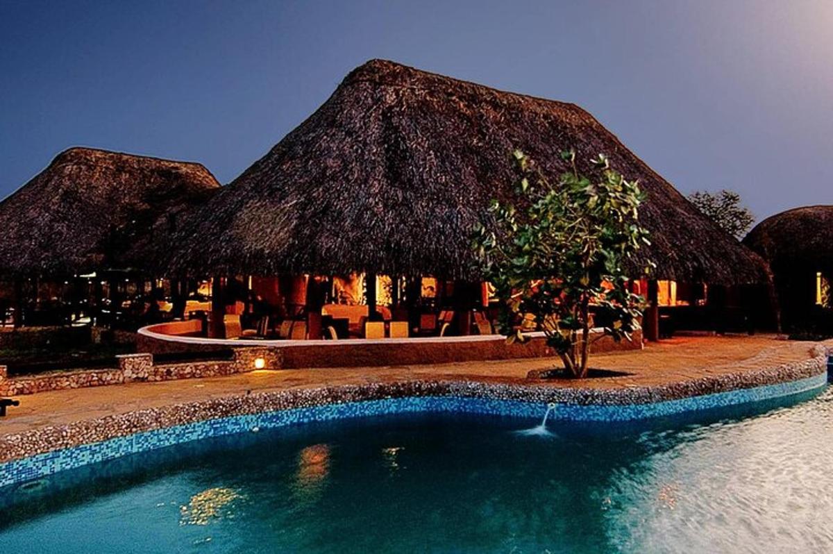resort s bazénem s doškovou střechou