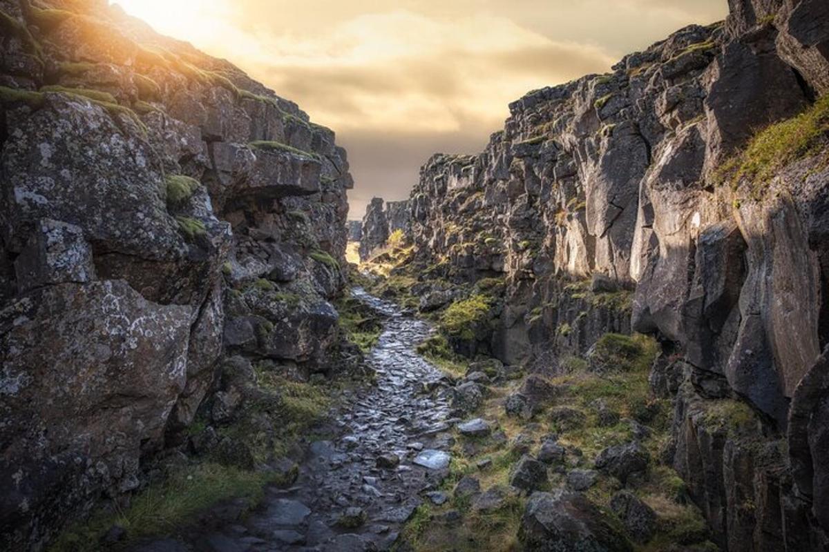 un fiume nel mezzo di un canyon roccioso