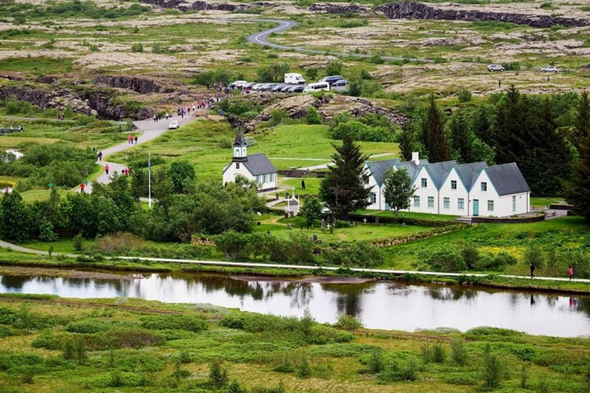 una casa bianca su una collina vicino a un fiume