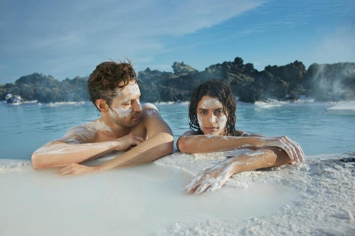 un uomo e una donna sdraiati nell'acqua