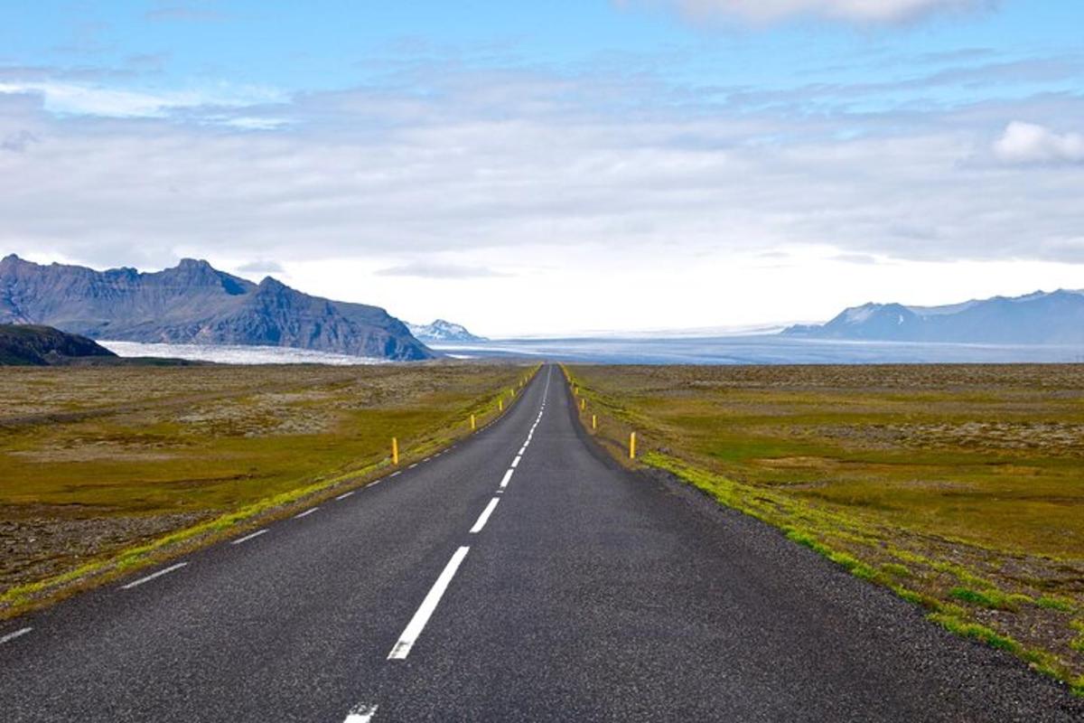una strada vuota in mezzo a un campo