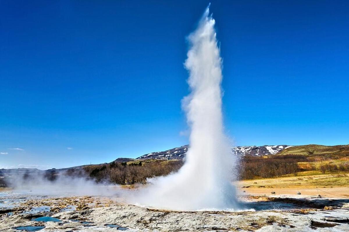 una geosfera di vapore che sale da un geyser