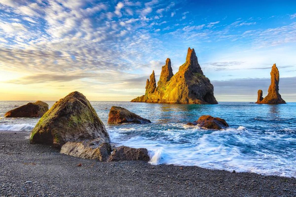 un gruppo di rocce nell'acqua su una spiaggia