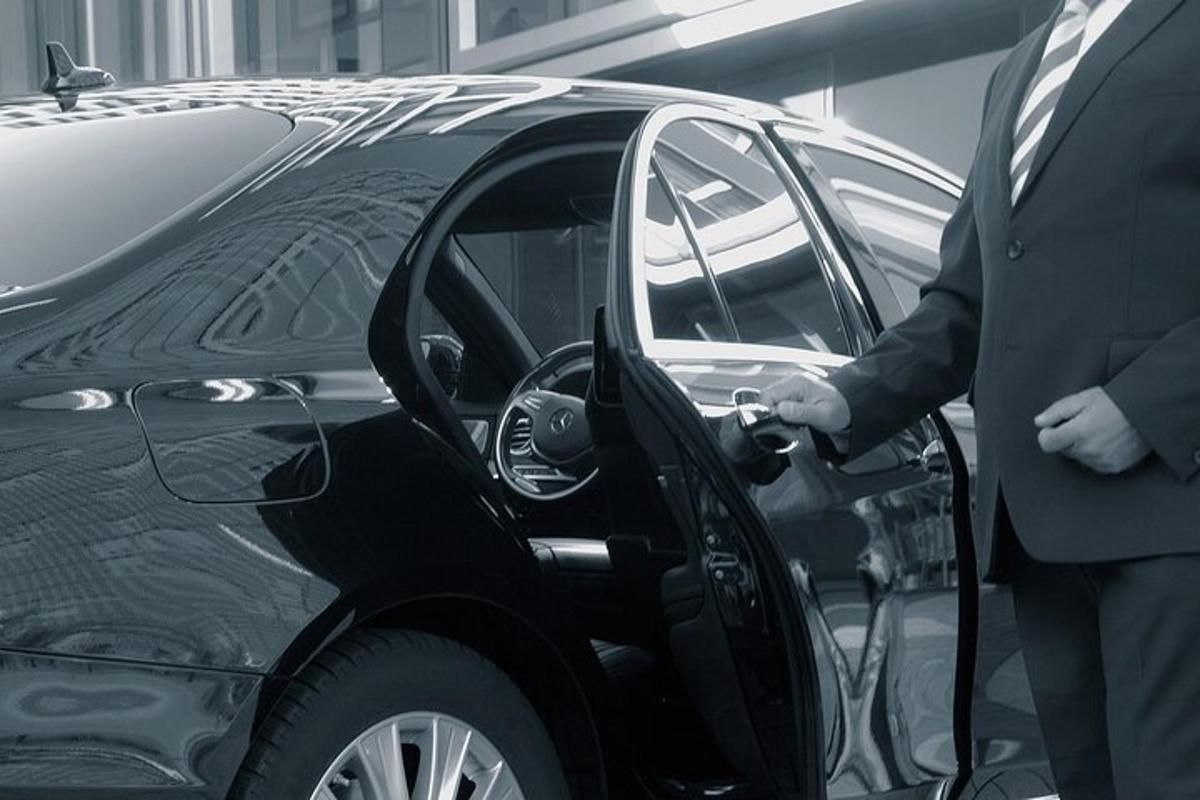 seorang lelaki berpakaian sut sedang menaiki kereta