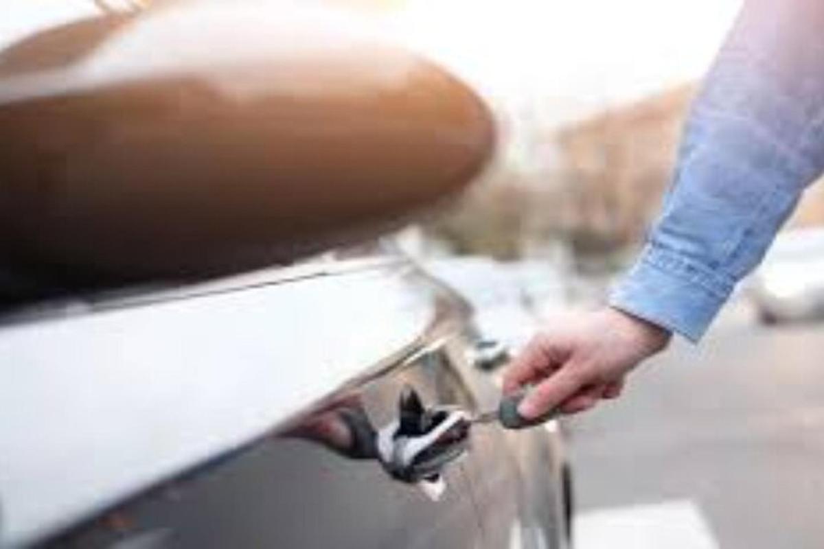 seseorang yang memegang pemegang pintu kereta