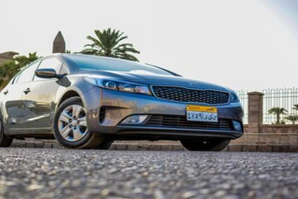 sebuah kereta berwarna biru diletakkan di sebatang jalan