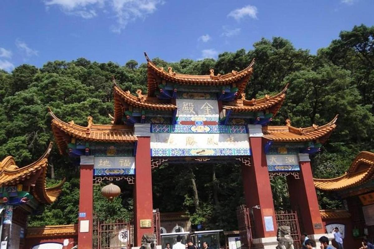 山前的一座大楼