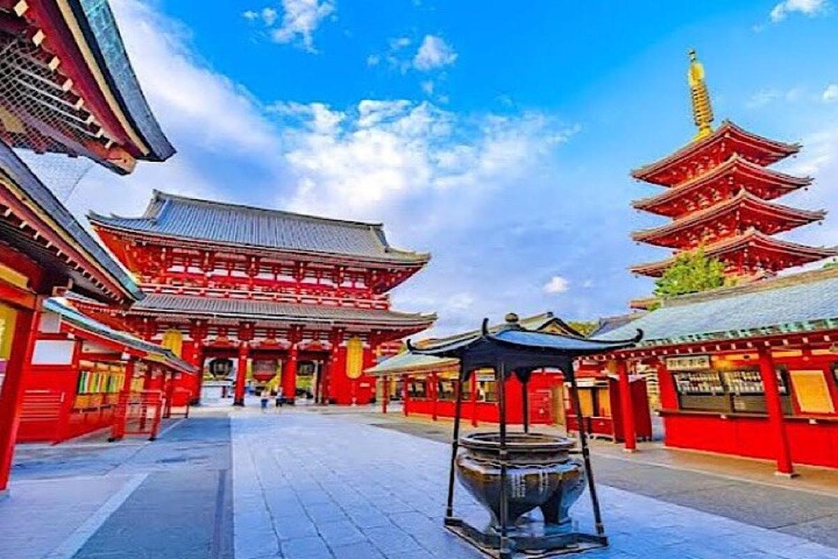 Un gran edificio rojo con una pagoda delante.