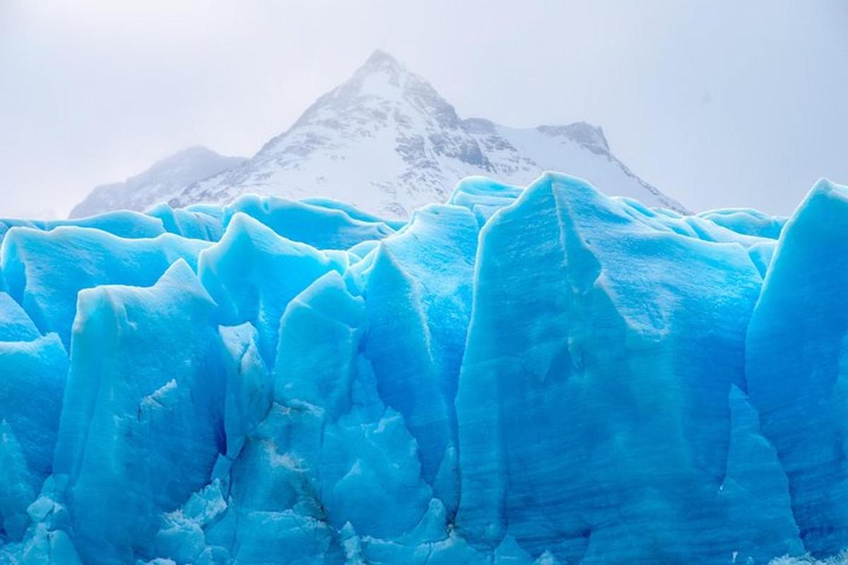 gunung ais biru dengan latar belakang gunung