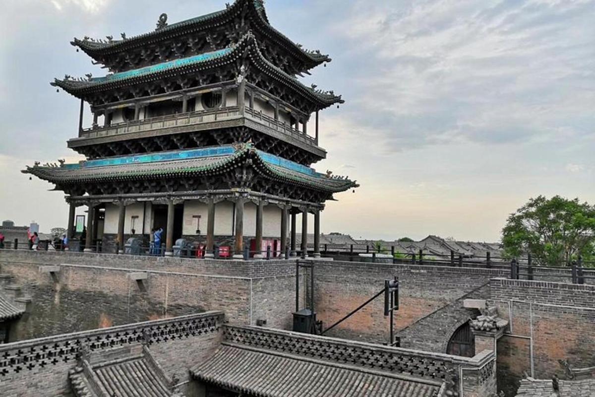 建筑物顶部的一座大塔
