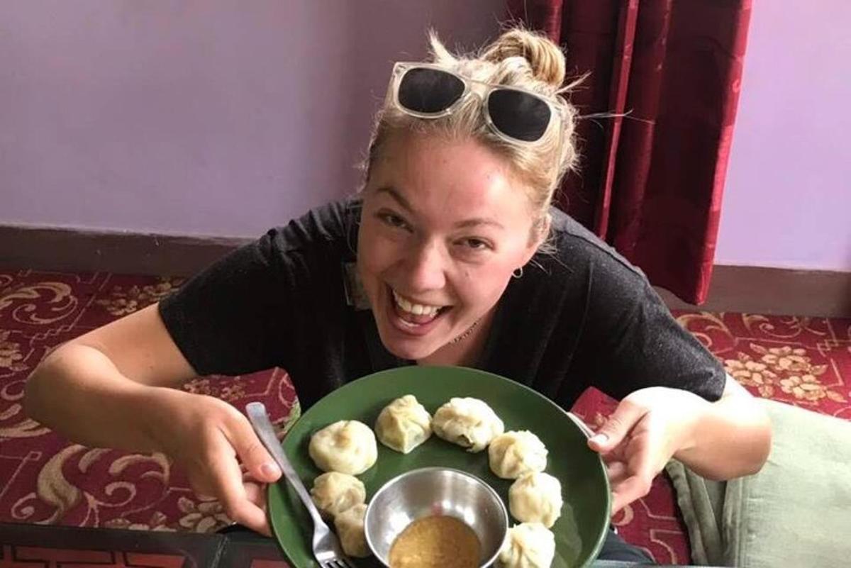 žena drží talíř s jídlem