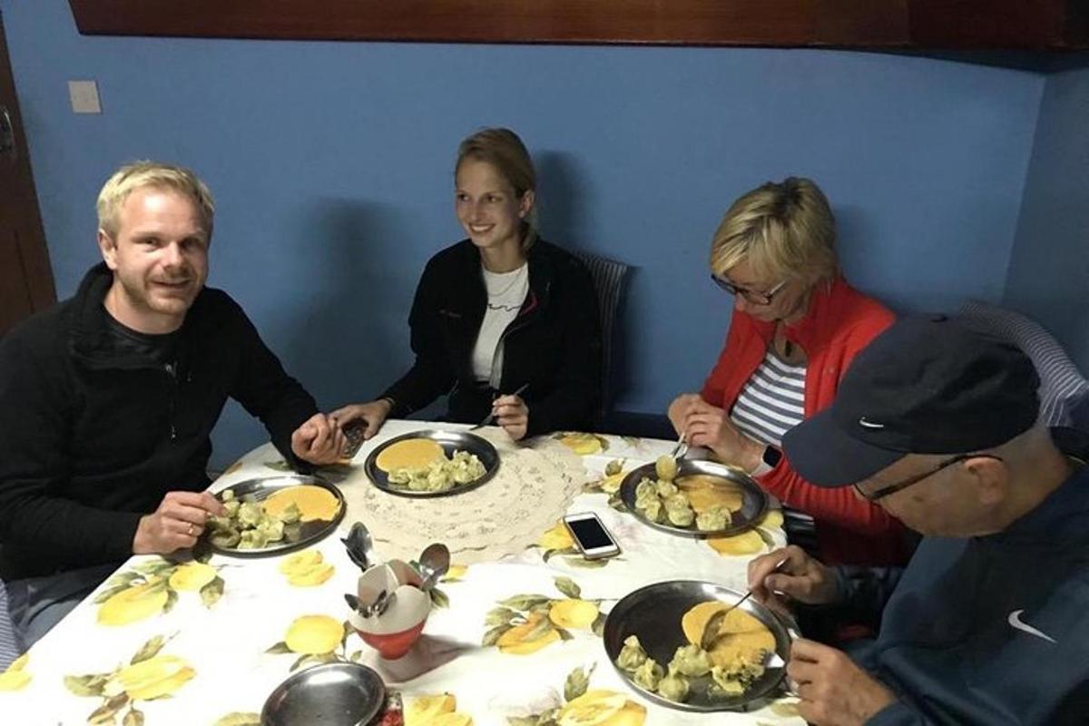 skupina lidí sedících kolem stolu s jídlem