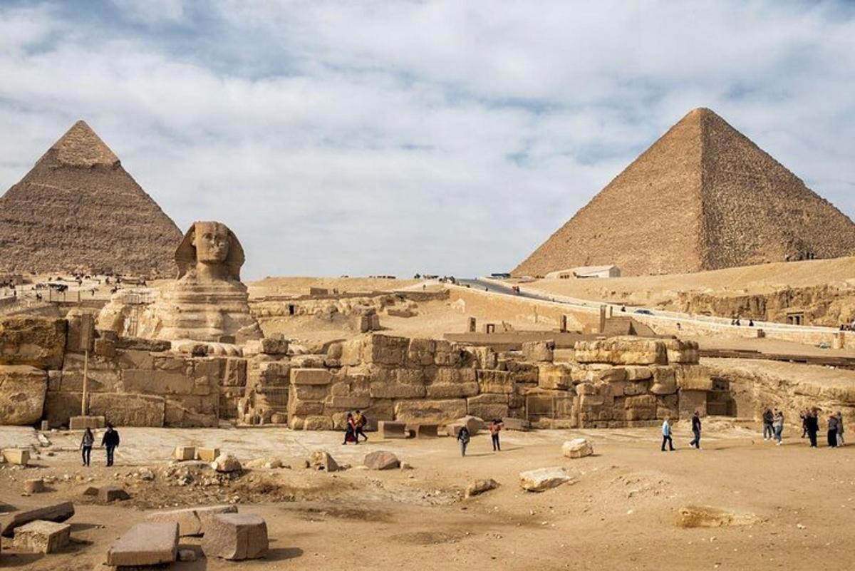 en gruppe mennesker som står foran pyramidene