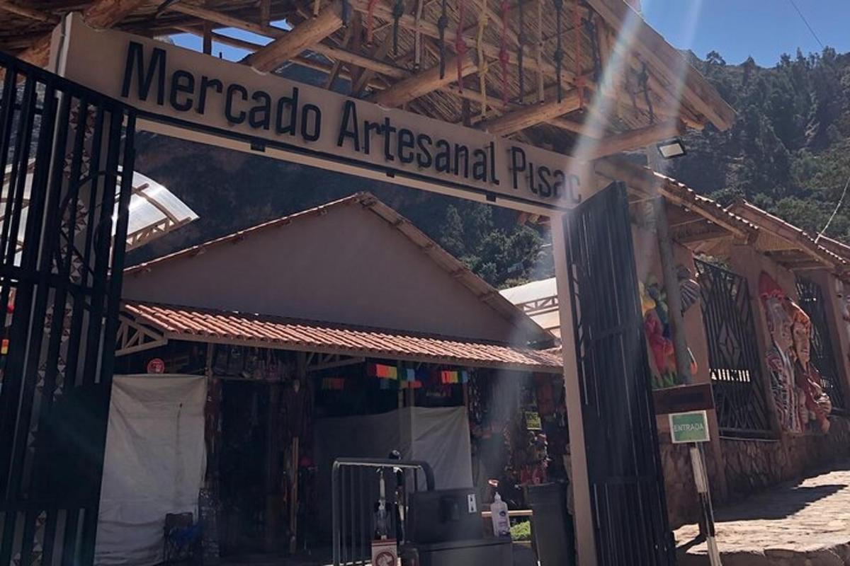 egy argentin Mercado oszlop táblája egy épület előtt