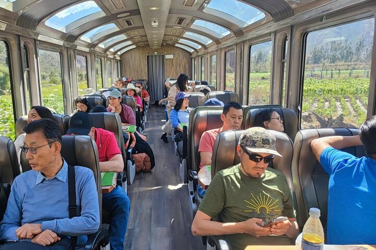電車に乗っている人々のグループ