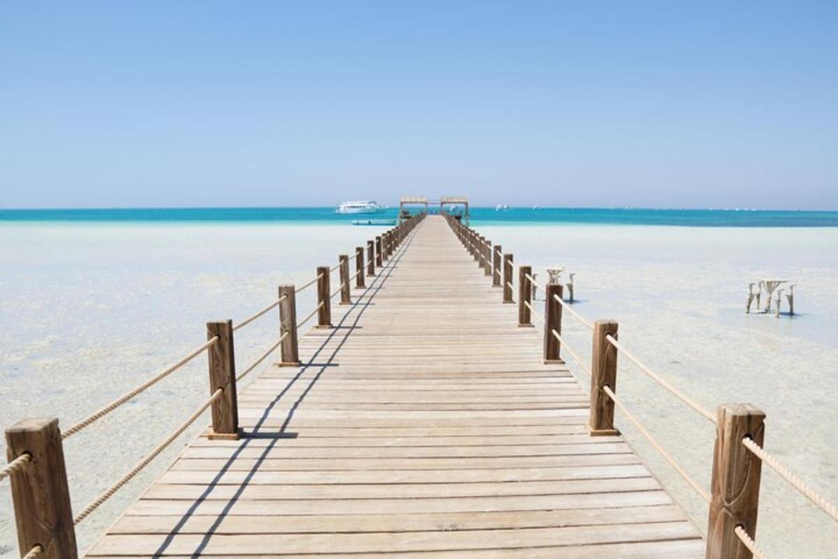 lesena pešpot se razteza v vodo na plaži