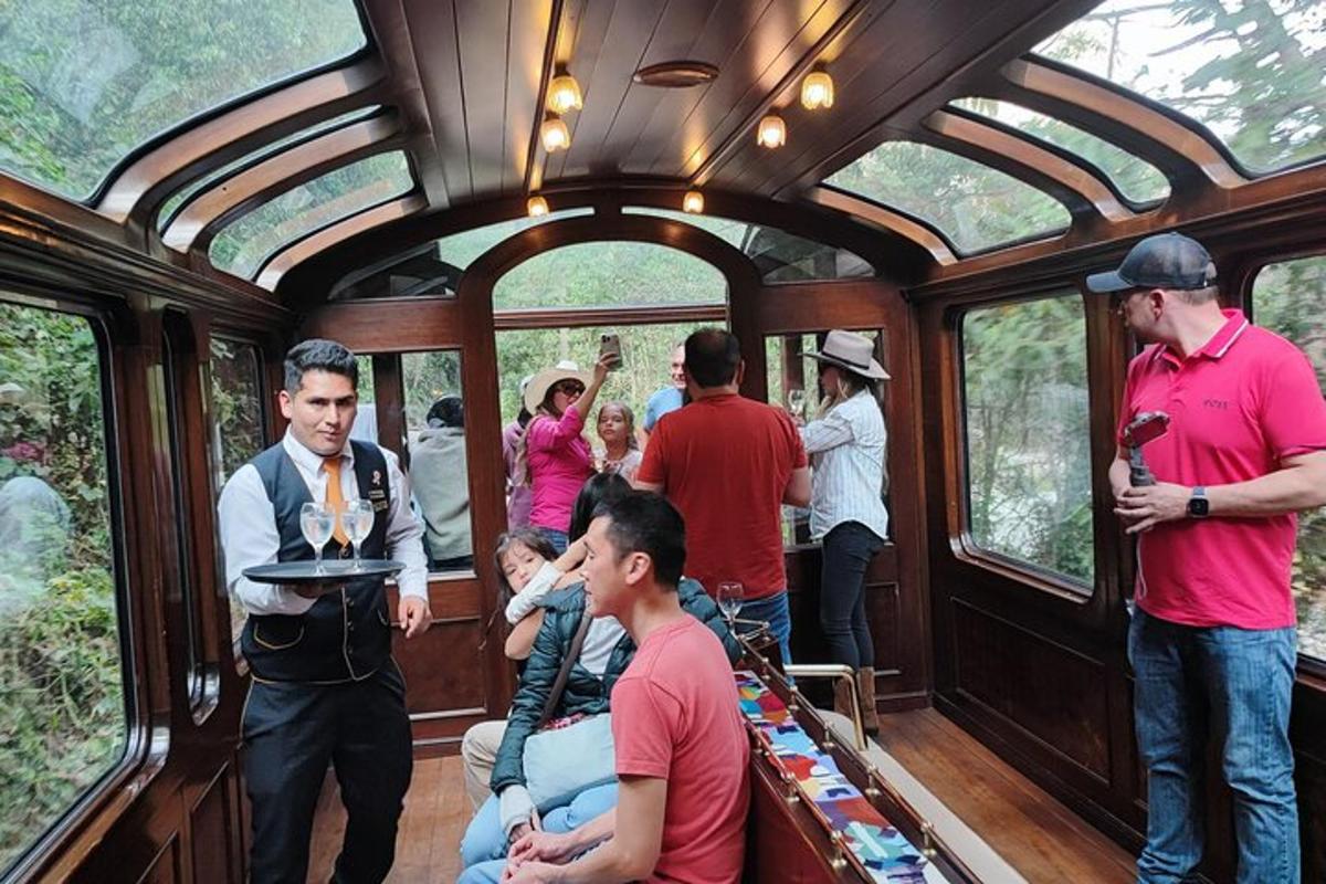 電車の中にいる人々の集団