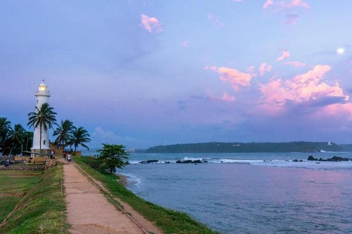 svetilnik na obali plaže z oceanom