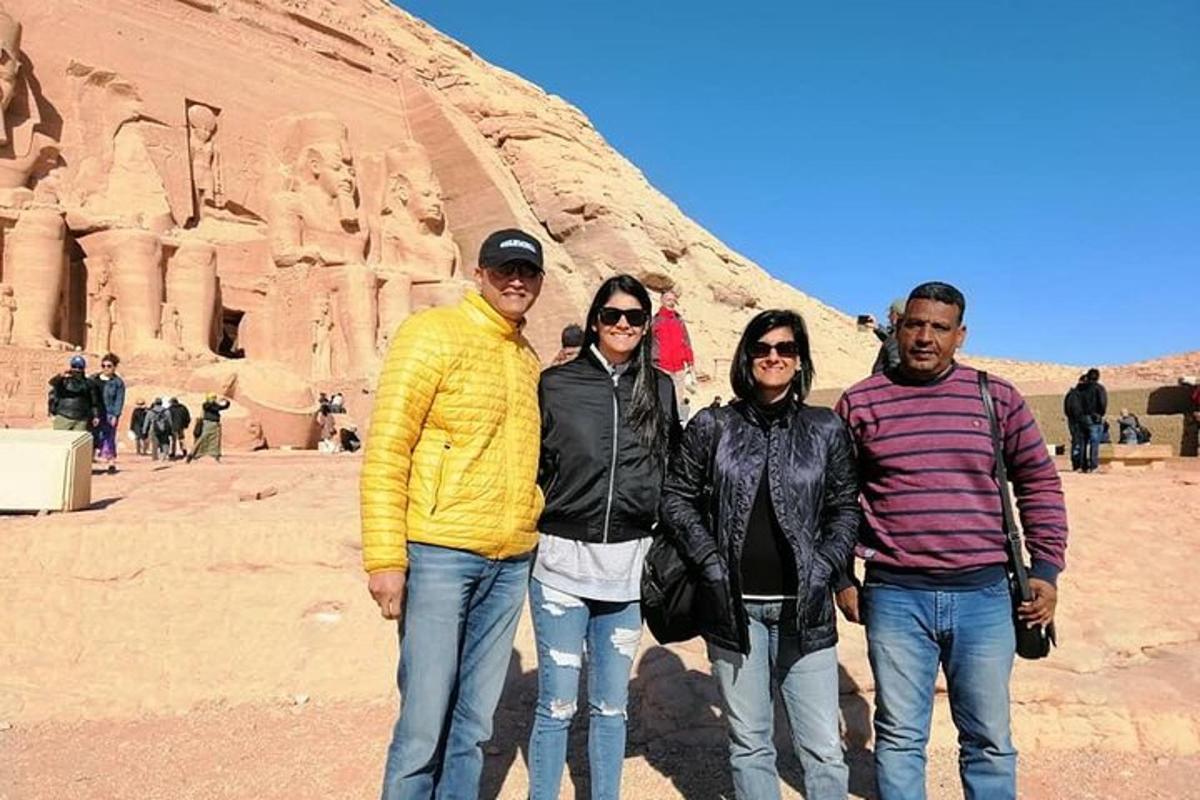 مجموعة من الناس يقفون أمام ثيراوه
