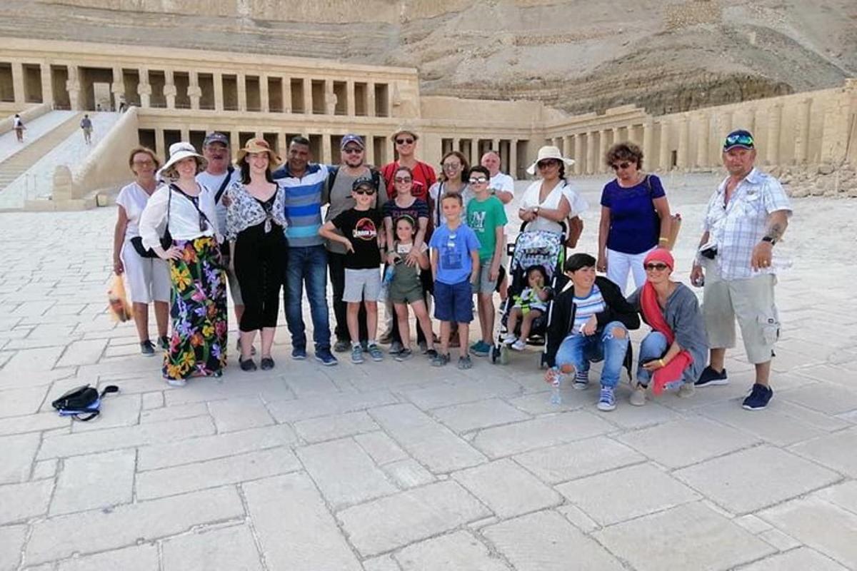 un gruppo di persone in posa per una foto davanti a un edificio