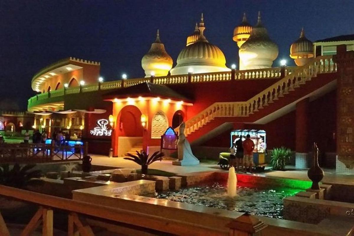 sebuah bangunan dengan air pancut di hadapannya pada waktu malam