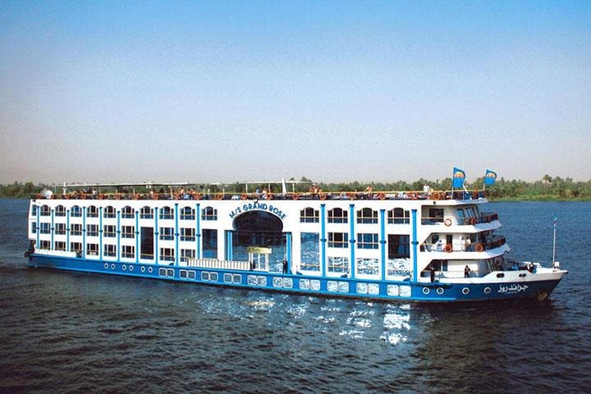 een grote veerboot op het water