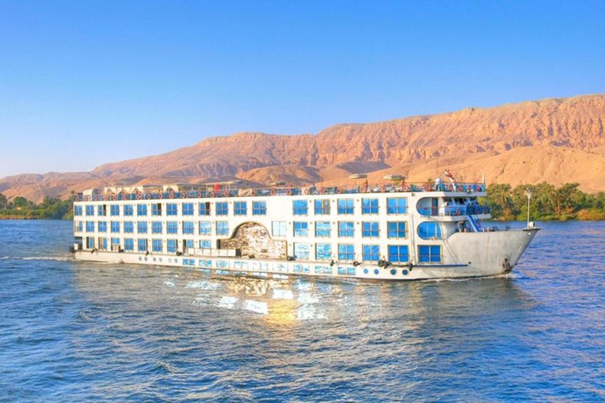 ένα κρουαζιερόπλοιο στο νερό με ένα ξενοδοχείο