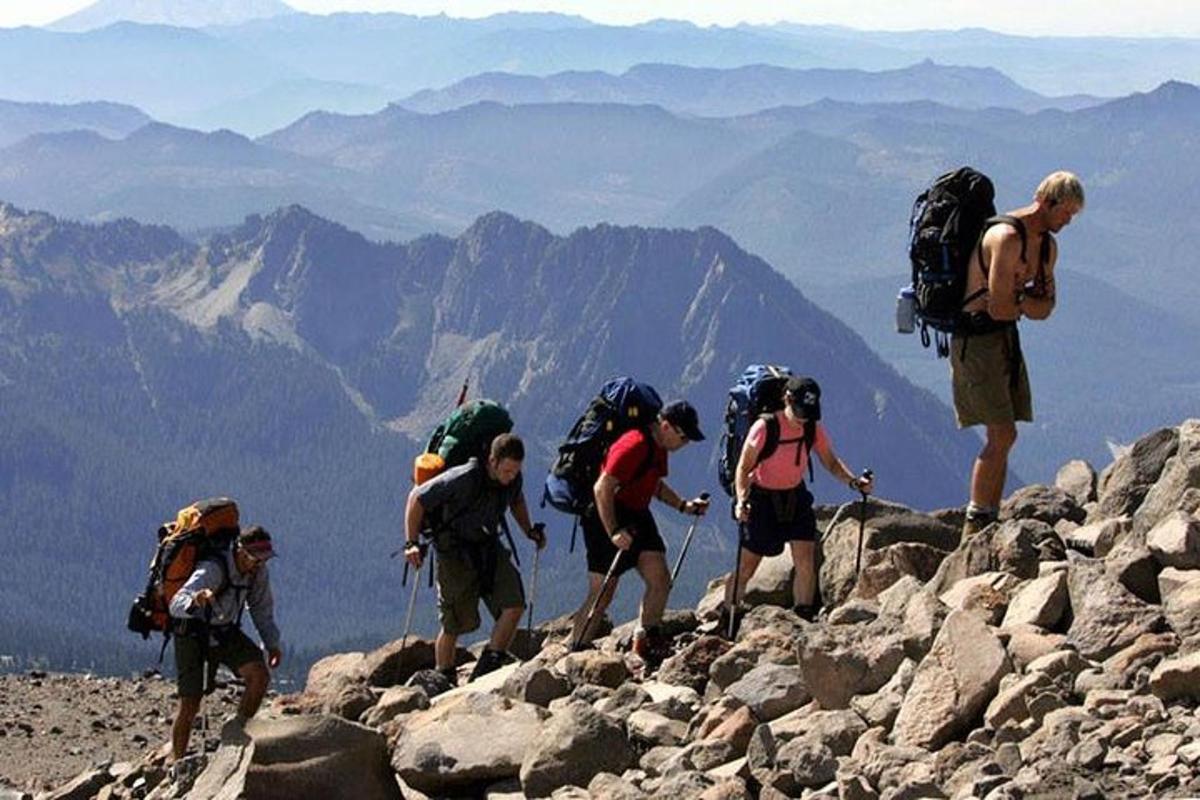 sekumpulan orang mendaki gunung