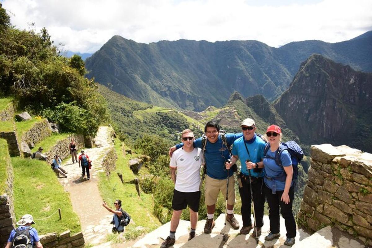 un gruppo di persone in piedi sulla cima di una montagna