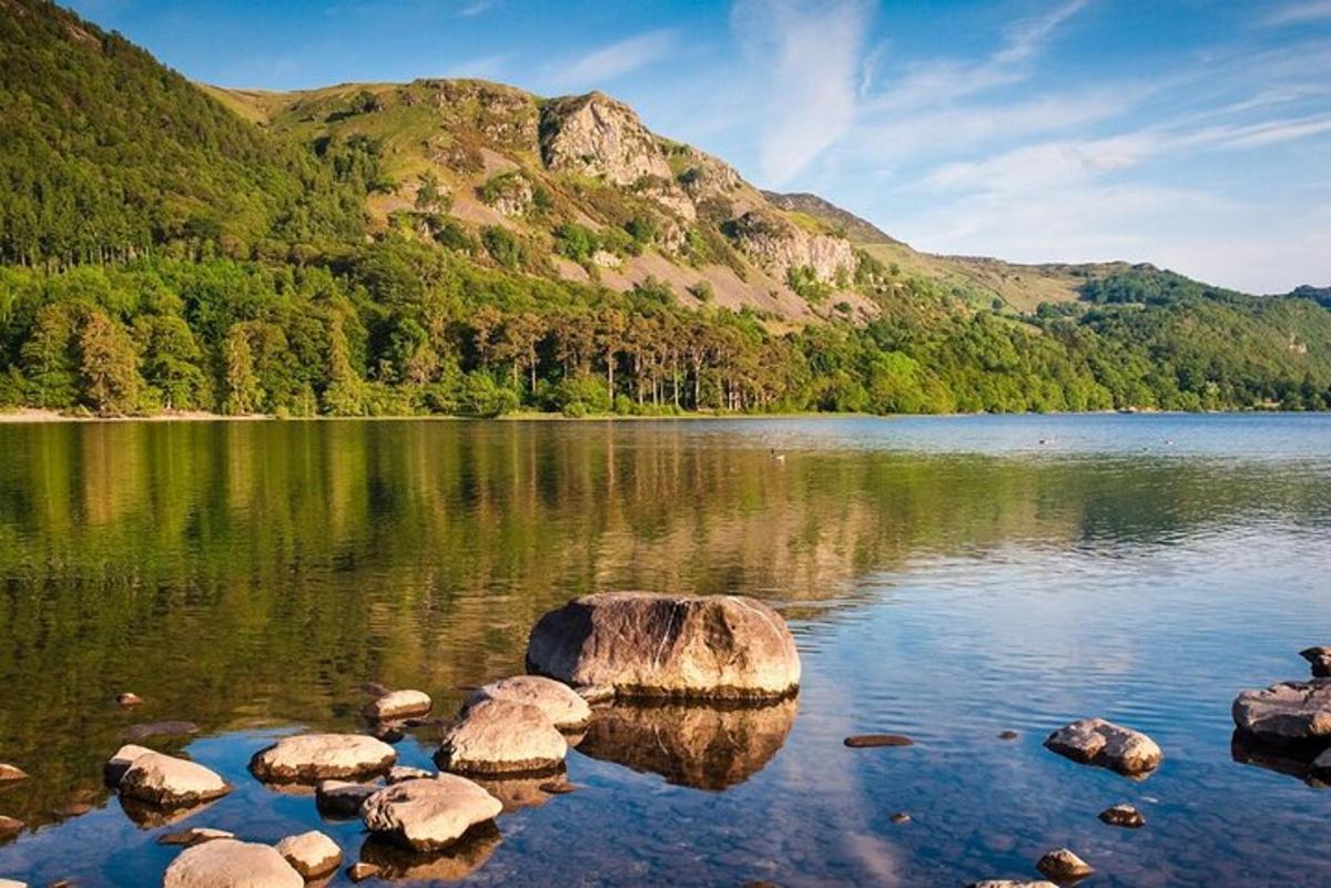 un lago con rocas en medio de una montaña