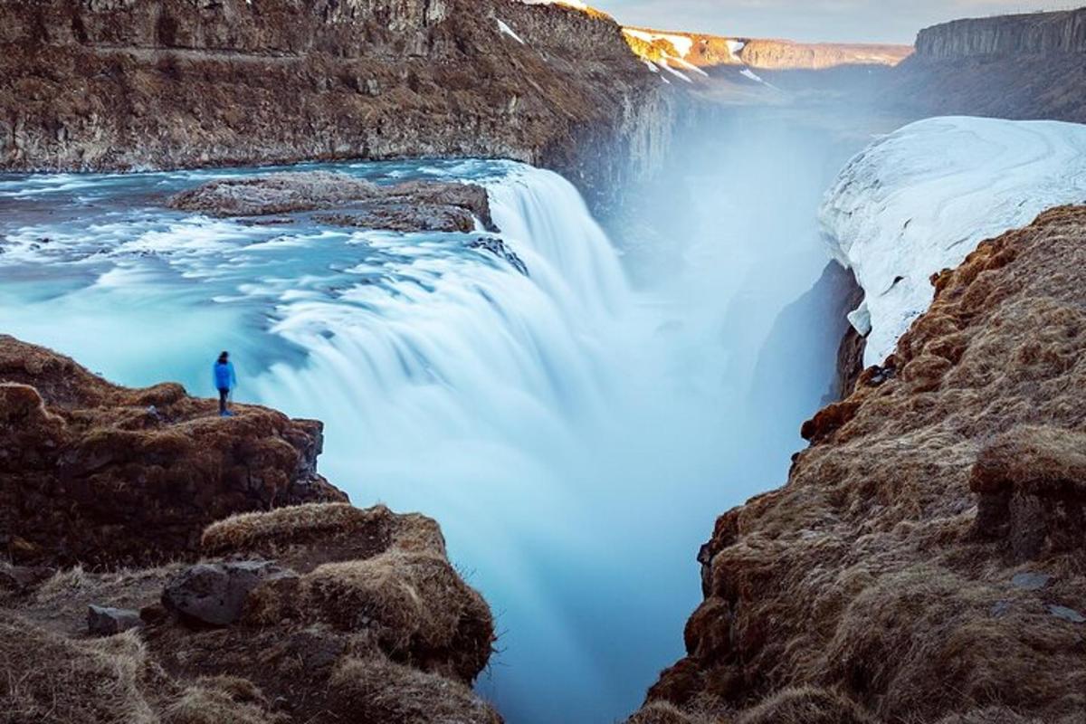 una persona dempeus davant d'una cascada