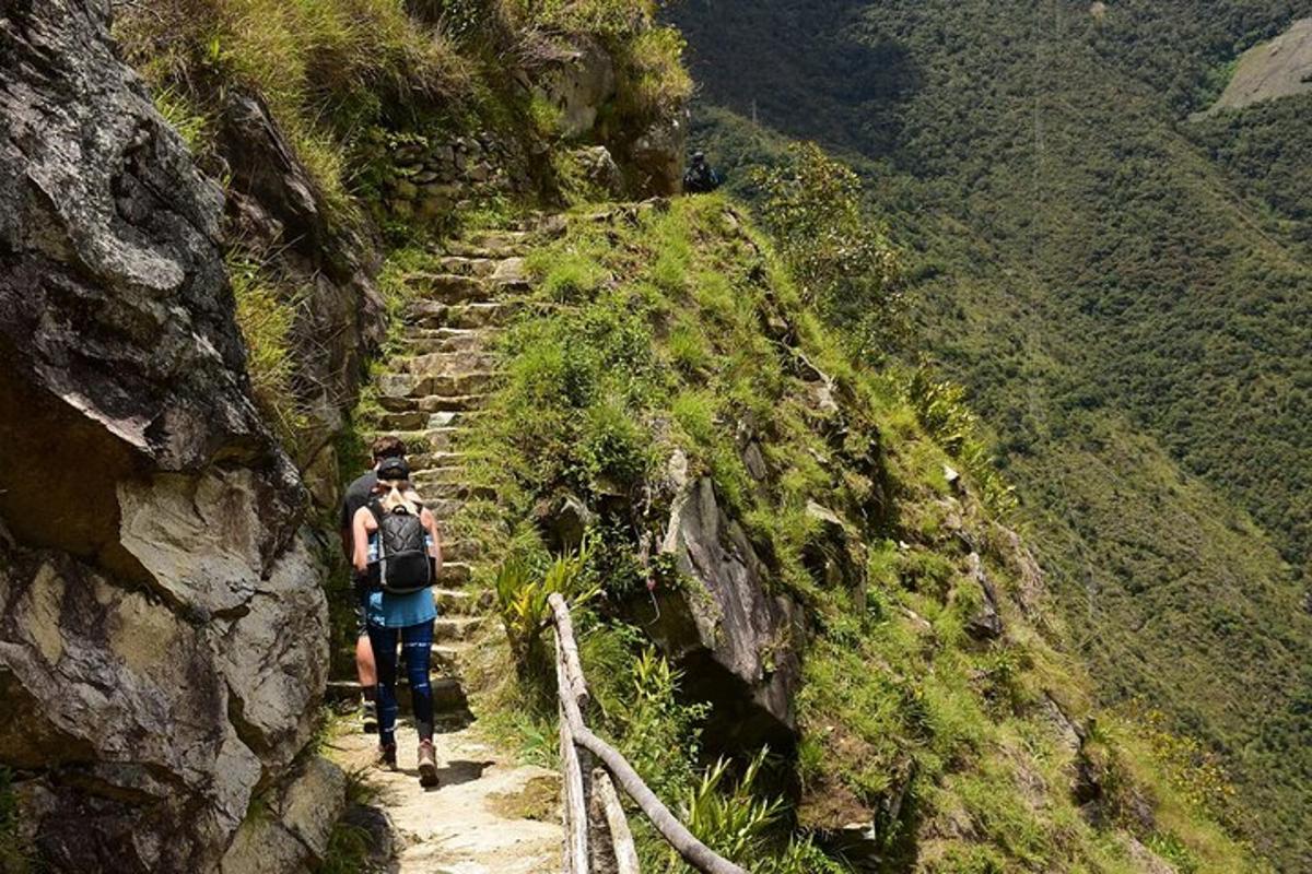 un uomo che cammina su un sentiero in montagna