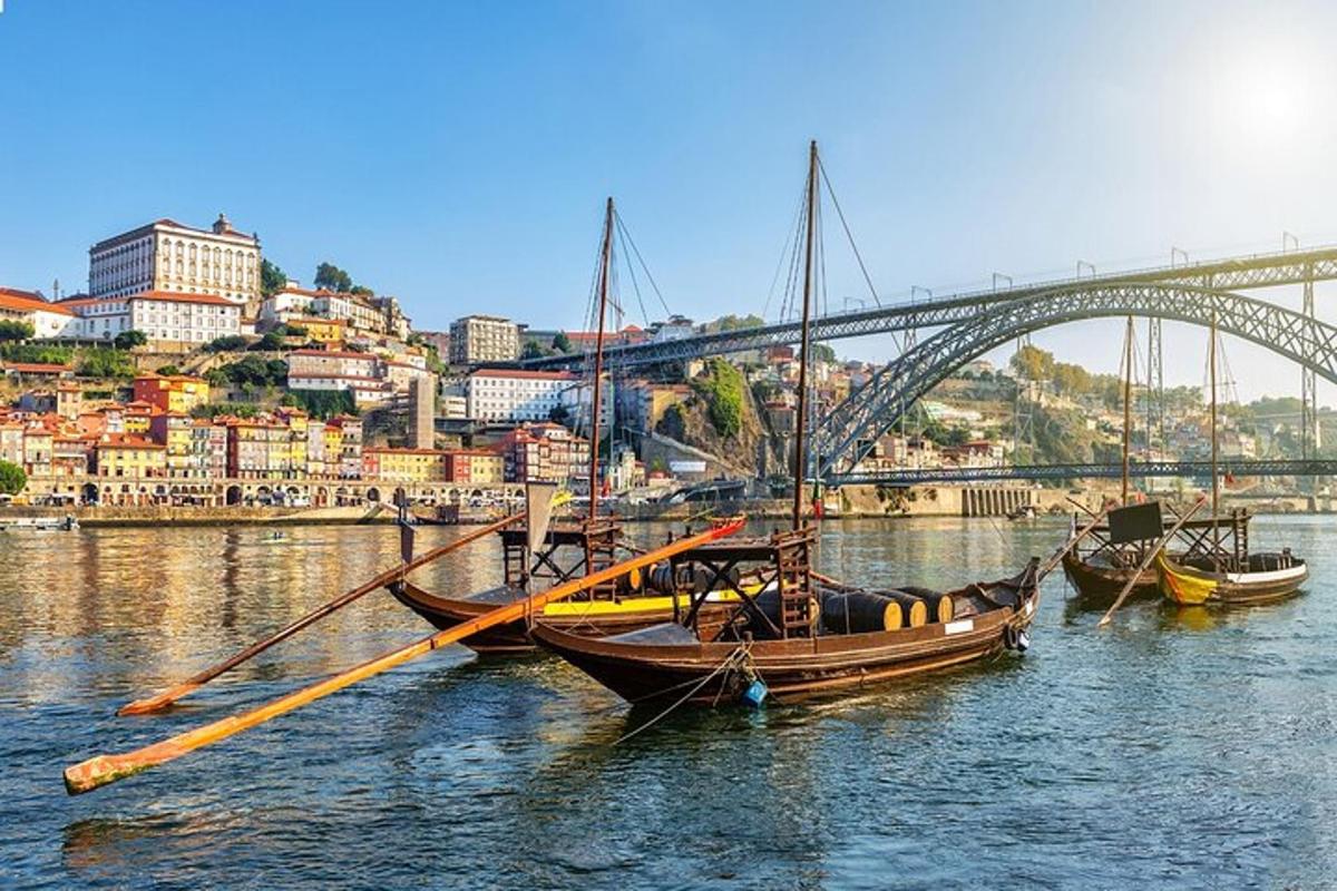 tre barche sono attraccate in acqua vicino a un ponte