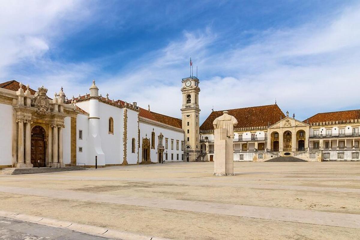 un grande edificio con una torre dell'orologio in un cortile