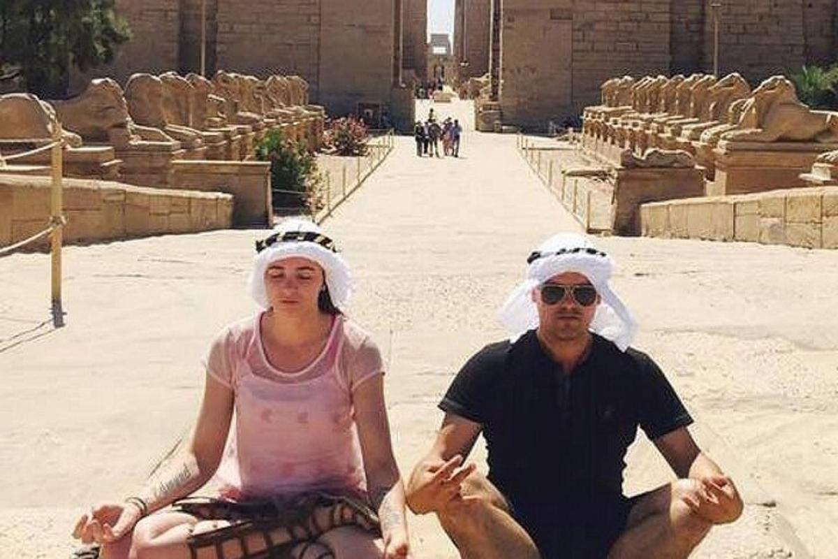 un uomo e una donna seduti sul pavimento dell'aiseum