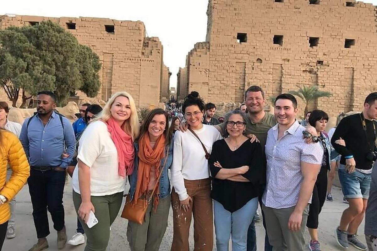 un grup de persones dempeus davant d'un edifici