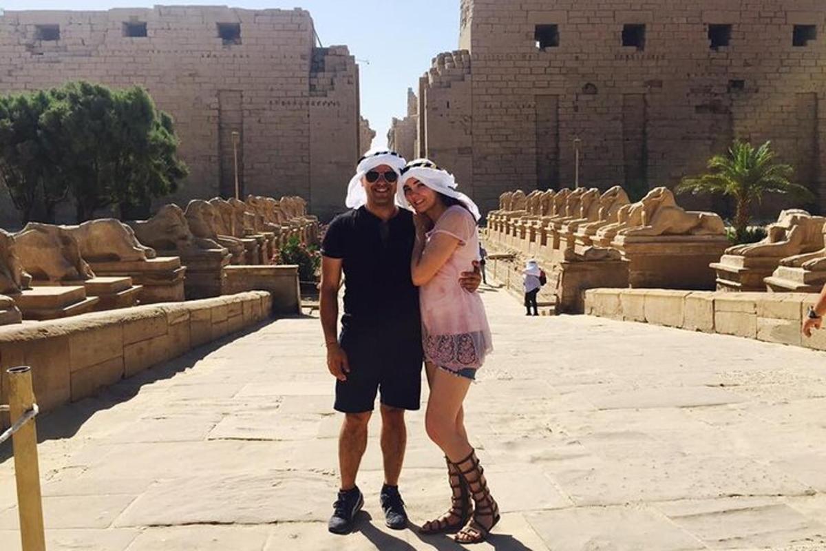 un uomo e una donna in piedi davanti a un edificio