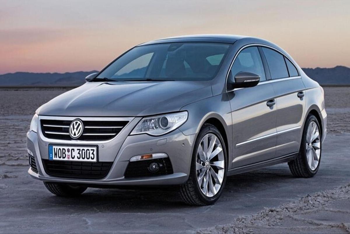 stříbrné auto je zaparkované na pláži